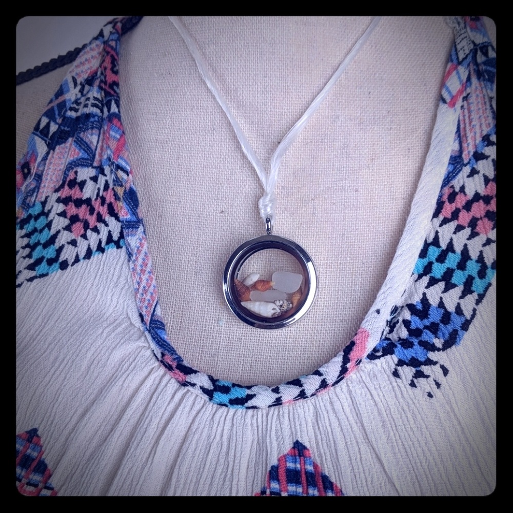 Locket pendant with seashells and crystals